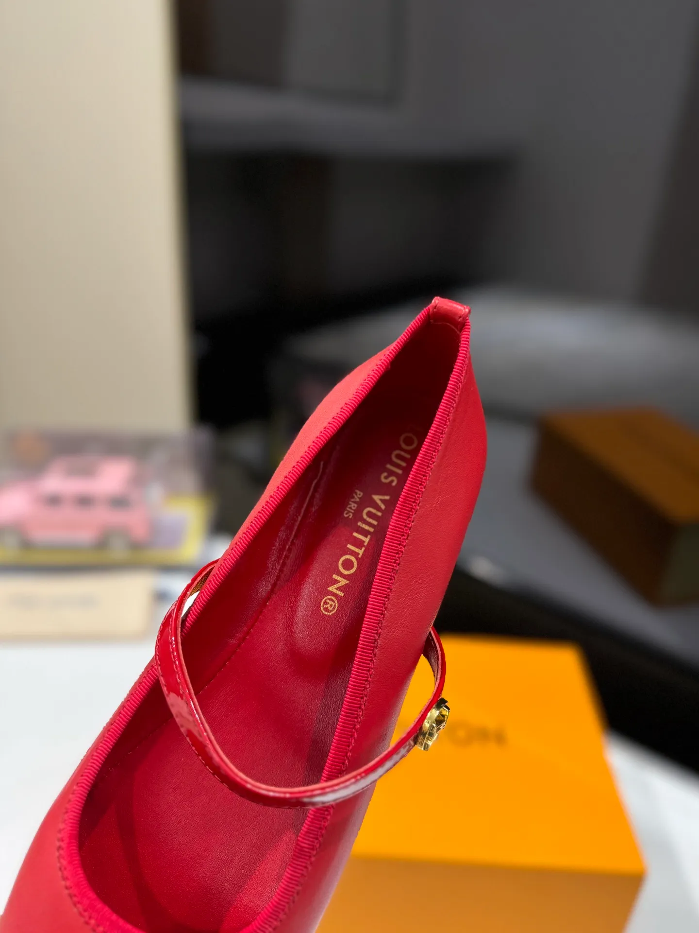 👟👟Ex-factory price 600👟👟 👟👟LV | Louis Vuitton 25𝐬𝐬 🧡💚2025 early spring new top version‼ ️The original version is the same. The counter specializes in the latest ROMY flat ballet shoes. Hard goods are new🆕 ❥Purchase level! Full of high-end feel! A popular model among bloggers at home and abroad, it’s retro and fashionable and looks amazing on your feet! Mainly recommended models on the official website★ ✅Upper: Highly customized denim/lambskin/presbyopia leather ✅Inner lining: imported sheepskin lining ✅Outsole: original Italian leather outsole ✅Shoe size: 35-39 (customized for 40, 41, 42) ✅Packaging: full set of exquisite packaging